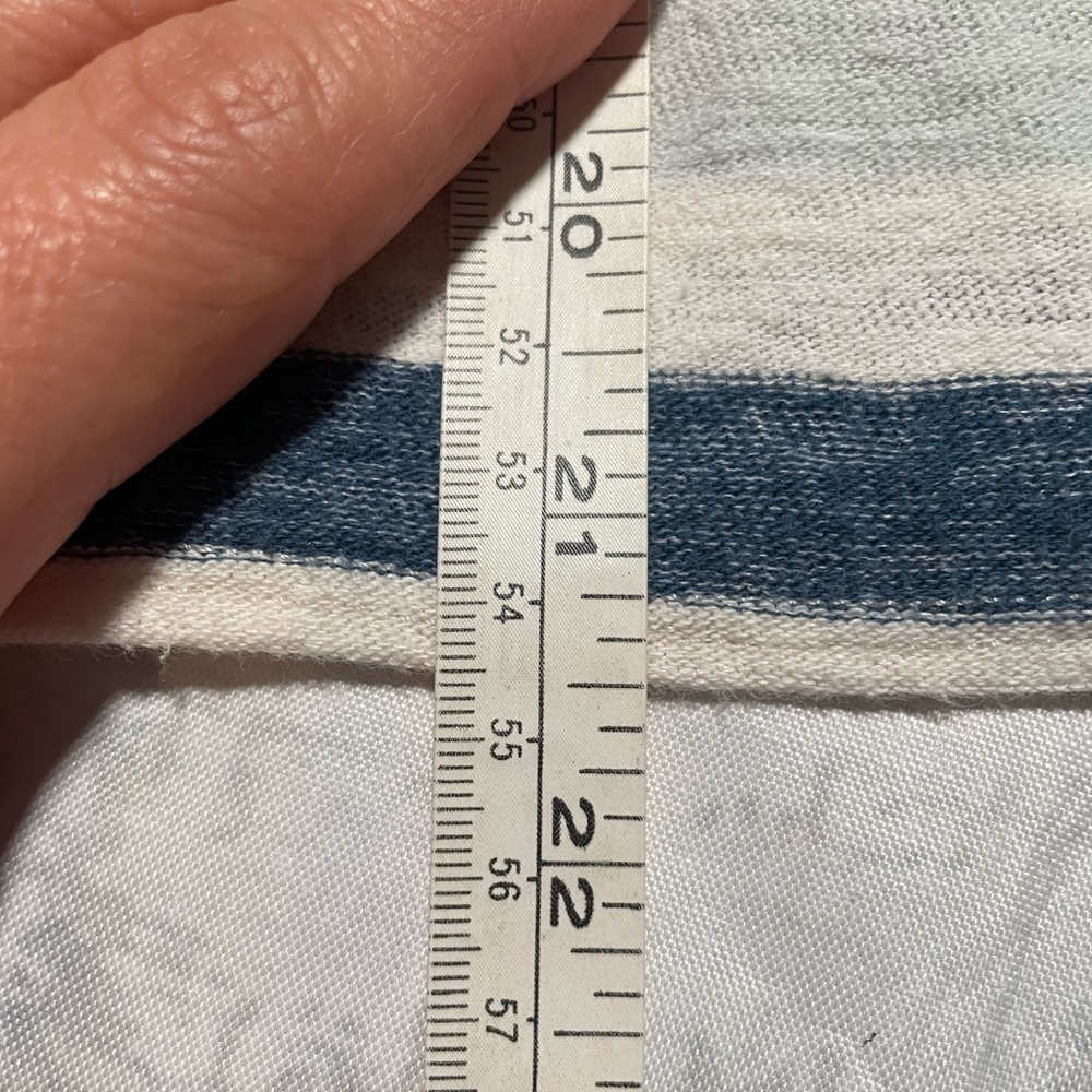 Madewell Skyline V-Neck Tee in the Elliott Stripe. Size M. - Picture 6 of 7